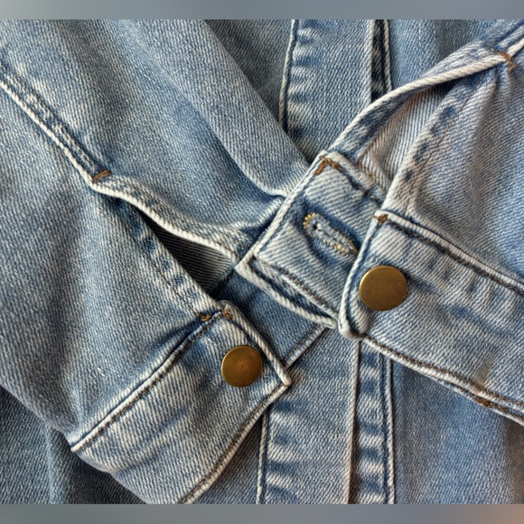 Maurices Denim Jacket Light Wash with Adjustable Waist & Raw Hem Size 2X - Picture 8 of 15